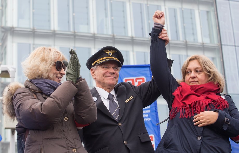 Monika Żelazik (pierwsza z prawej) na demonstracji OPZZ w obronie praw pracowniczych 27 października po ogłoszeniu zawieszenia strajku w PLL LOT. Na zdjęciu razem z wiceprzewodniczącą Agnieszką Szelągowską i kapitanem Adamem Rzeszotem, liderem ZZ Pilotów Komunikacyjnych