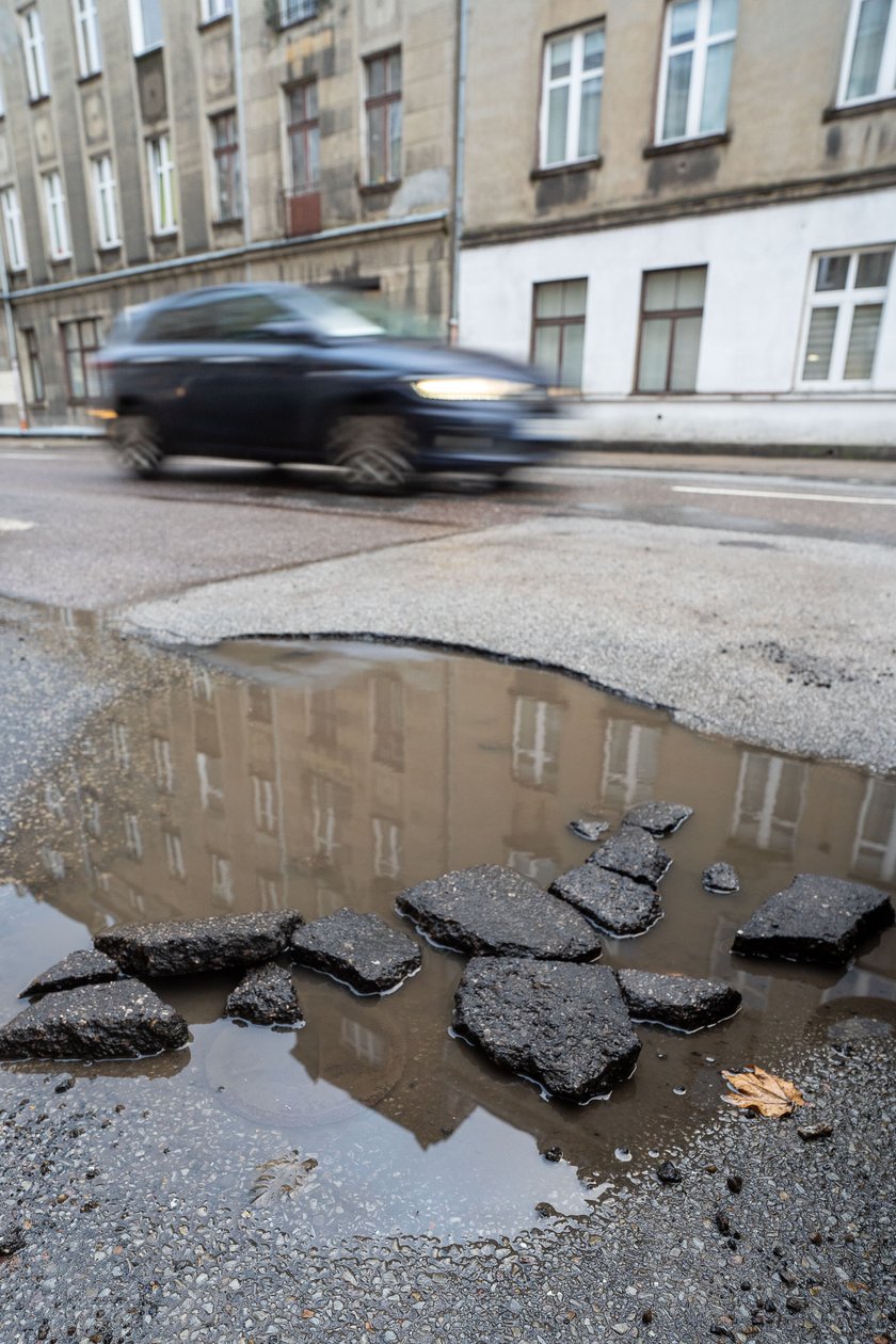 Happening grupy kierowców. Mówią: mamy dość dziurawej Łodzi