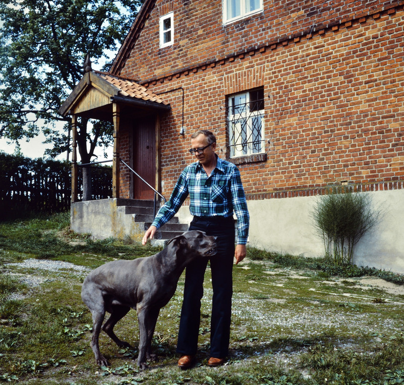 Zbigniew Nienacki przed domem w Jerzwałdzie, 1977 r.