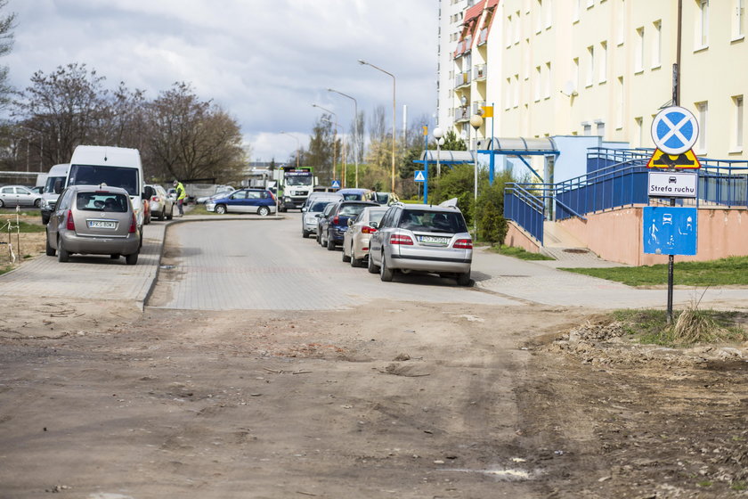 Budują drogę na os. Lotnictwa Polskiego