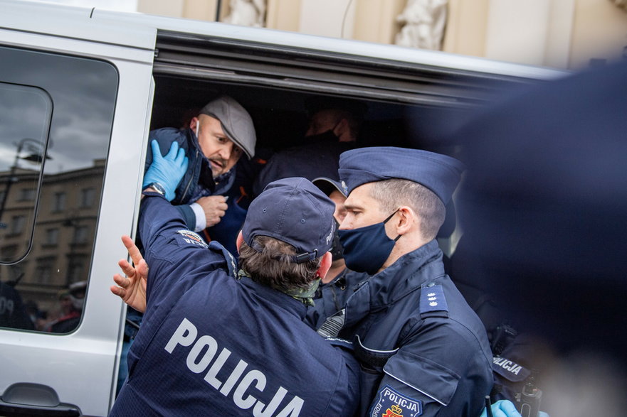 Jacek Bury zatrzymany przez policję w trakcie strajku przedsiębiorców.