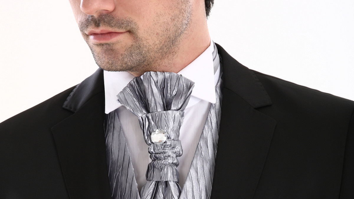 Co zrobić, by nasi ukochani polubili krawaty? Możemy sprawić, że nabiorą pewności, iż… są znawcami w tej dziedzinie. Nic bowiem tak nie podbudowuje ego mężczyzn, jak świadomość, że na dany temat wiedzą wszystko. A gdy skończą się wątpliwości dotyczące sztuki wiązania czy wyboru odpowiedniego modelu, i gdy… zobaczą, że krawat przeobraża ich w przystojnych, eleganckich dżentelmenów, szybko zmienią zdanie.