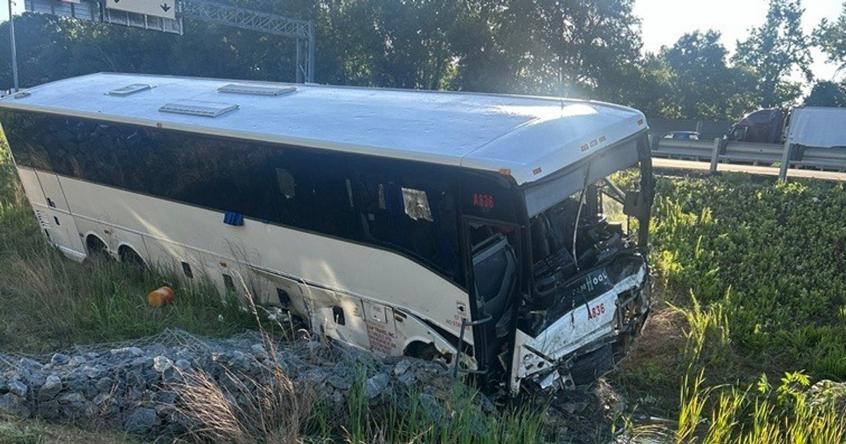 Tragiczny wypadek autokaru na I-95: pięć ofiar, 44 ranne