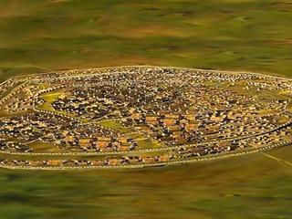 Rekonstrukcja megaosady kultury Cucuteni-Trypole o kształcie pierścienia, mieszkało w niej co najmniej 15 tys. osób