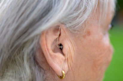 Az ilyen fülbe épített mikrofonok segíthetnek „meghallgatni” az Alzheimer-kór korai jeleit