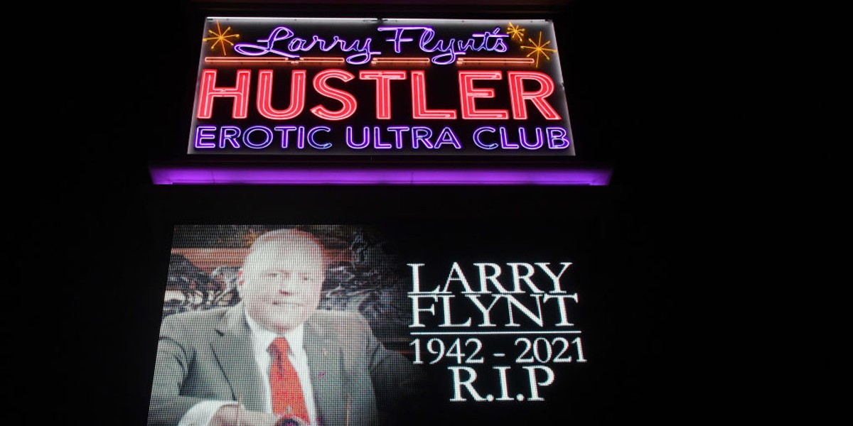 Larry Flynt zasłynął jako skandalista. Stworzył imperium, obejmujące m.in. kluby ze striptizem, magazyn "Hustler" i kasyna. Zmarł w wieku 78 lat. 