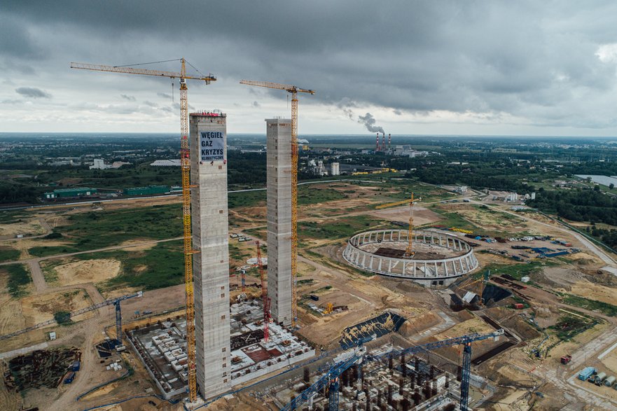 Protest aktywistek i aktywistów Greenpeace na opuszczonej budowie elektrowni węglowej Ostrołęka, czerwiec 2020 r.