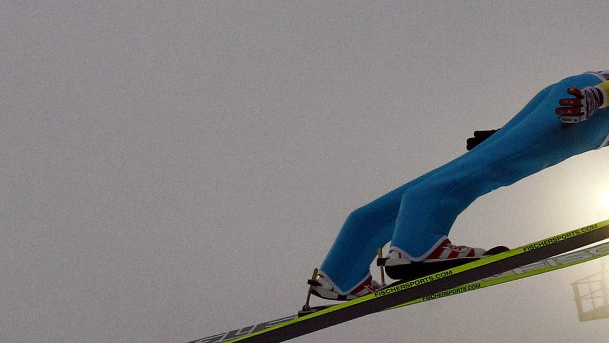 Drugi piątkowy trening przed kwalifikacjami do sobotnich zawodów Pucharu Świata w skokach narciarskich w Obertsdorfie wygrał Simon Ammann, który skoczył 213 metrów. Drugi był Martin Koch (211 m), zaś trzeci Johan Remen Evensen (208,5 m). Adam Małysz skoczył 202,5 metra (4. miejsce), a Kamil Stoch 189,5 metra (16. pozycja).