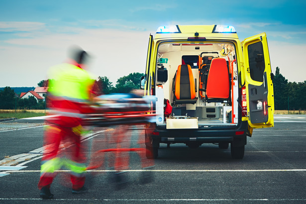 Koszmarny wypadek w Kaliszu. Auto spadło ze skarpy, wśród poszkodowanych 7-latka