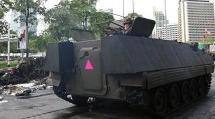 Tankokkal verték le az ellenzéki megmozdulást Bangkokban