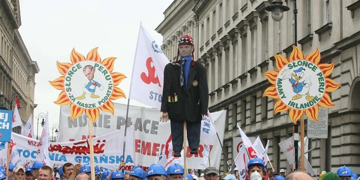 Ludzie walczyli o pieniądze