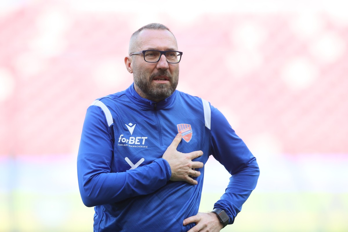 Szkoleniowiec Rakowa Częstochowa Marek Papszun podczas treningu zespołu z Częstochowy na stadionie PGE Narodowym w Warszawie