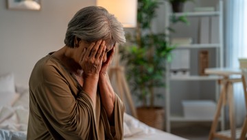 Seniorka straciła 200 tys. zł! ZUS ostrzega przed oszustami „na urzędnika” – sprawdź, jak działają