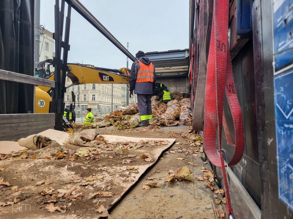 Na Al. Marcinkowskiego dotarł pierwszy transport nowych drzwi fot. PIM