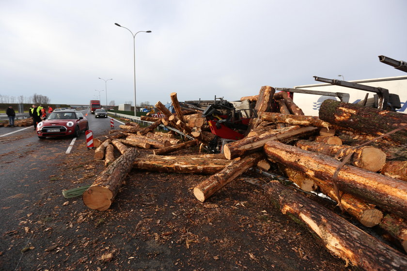 Tir roztrzaskał się o barierki. Drzewo wypadło na drogę