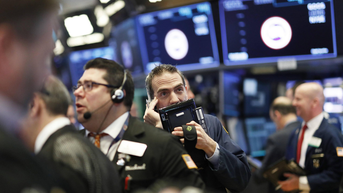 Na Wall Street notowano dziś znaczące spadki; wczesnym popołudniem czasu lokalnego indeks Dow Jones stracił ponad 600 pkt. Inwestorzy, którzy boją się wojny handlowej, zareagowali na decyzję Pekinu o cłach odwetowych na dobra amerykańskie - pisze AP.