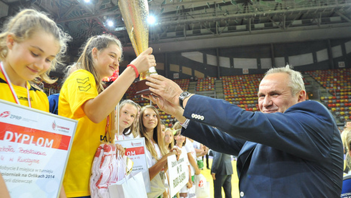 Poznaliśmy medalistów trzeciej edycji akcji "Szczypiorniak na Orlikach". Finał imprezy został rozegrany w Hali Sportowej Częstochowa. Zmagania młodych szczypiornistów obserwowali Prezes Związku Piłki Ręcznej w Polsce Andrzej Kraśnicki oraz Minister Sportu i Turystyki Andrzej Biernat. Po ceremonii zakończenia turnieju finałowego wszyscy uczestnicy dopingowali reprezentantki Polski podczas ich starcia z Czarnogórą w ramach kwalifikacji Euro 2014.