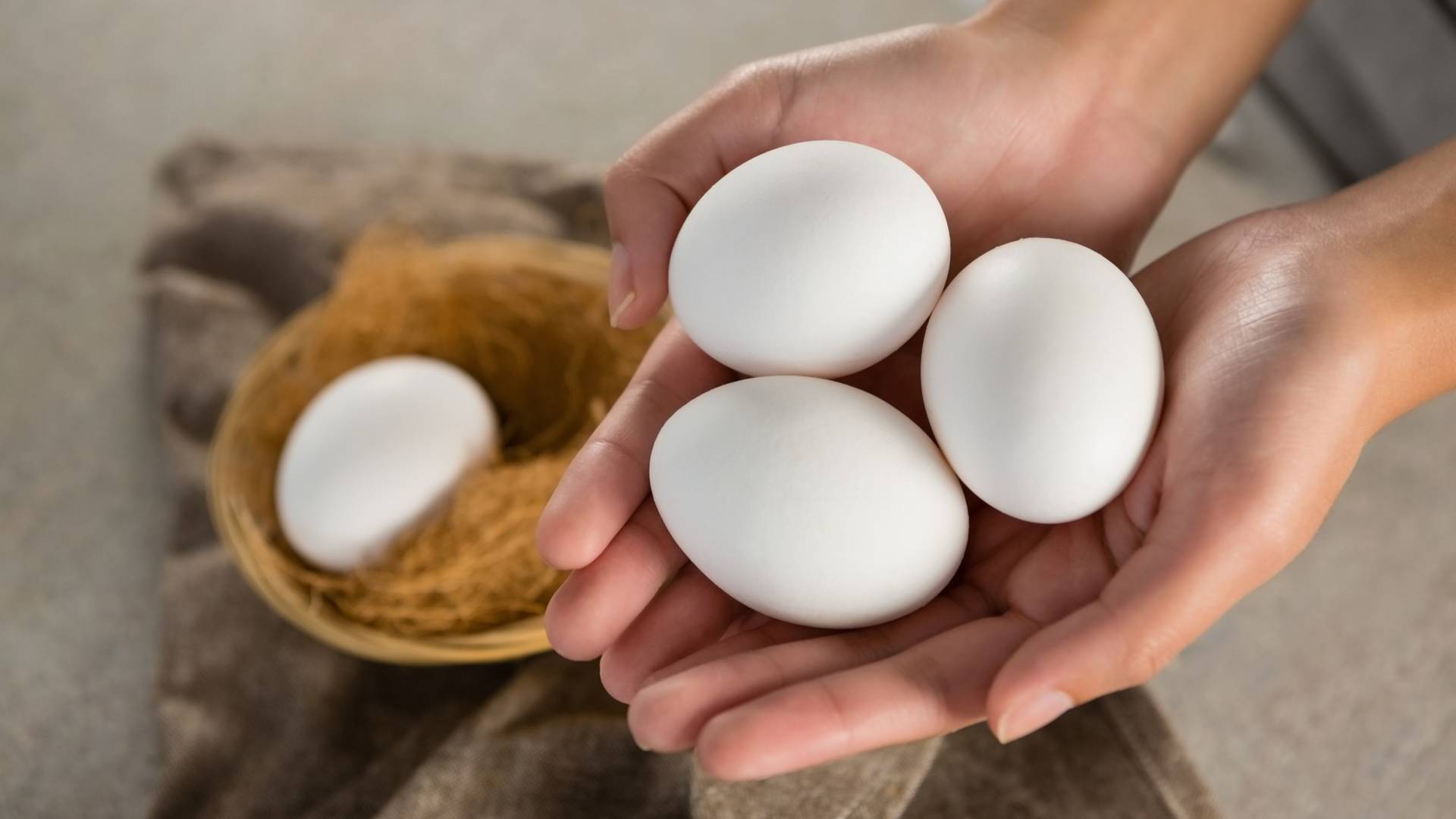 Najbolji i najbrži način da izbelite jaja pre farbanja za Uskrs