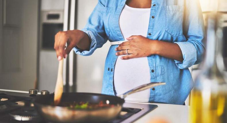 femme enceinte qui cuisine/Getty Images