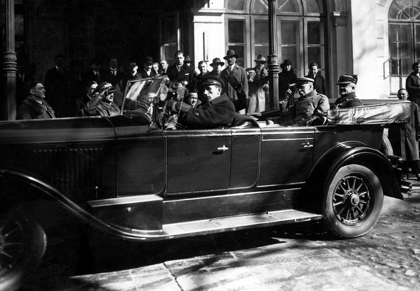 Józef Piłsudski w samochodzie w towarzystwie adiutanta przed Gmachem Sejmu przy ul Wiejskiej