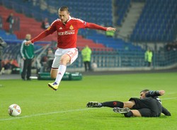 Trzech piłkarzy Wisły zatrzymanych na lotnisku w Londynie