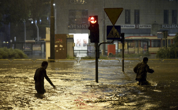 Gdańsk tonie po nocnej ulewie. Tramwaje nie kursują, podtopione domy