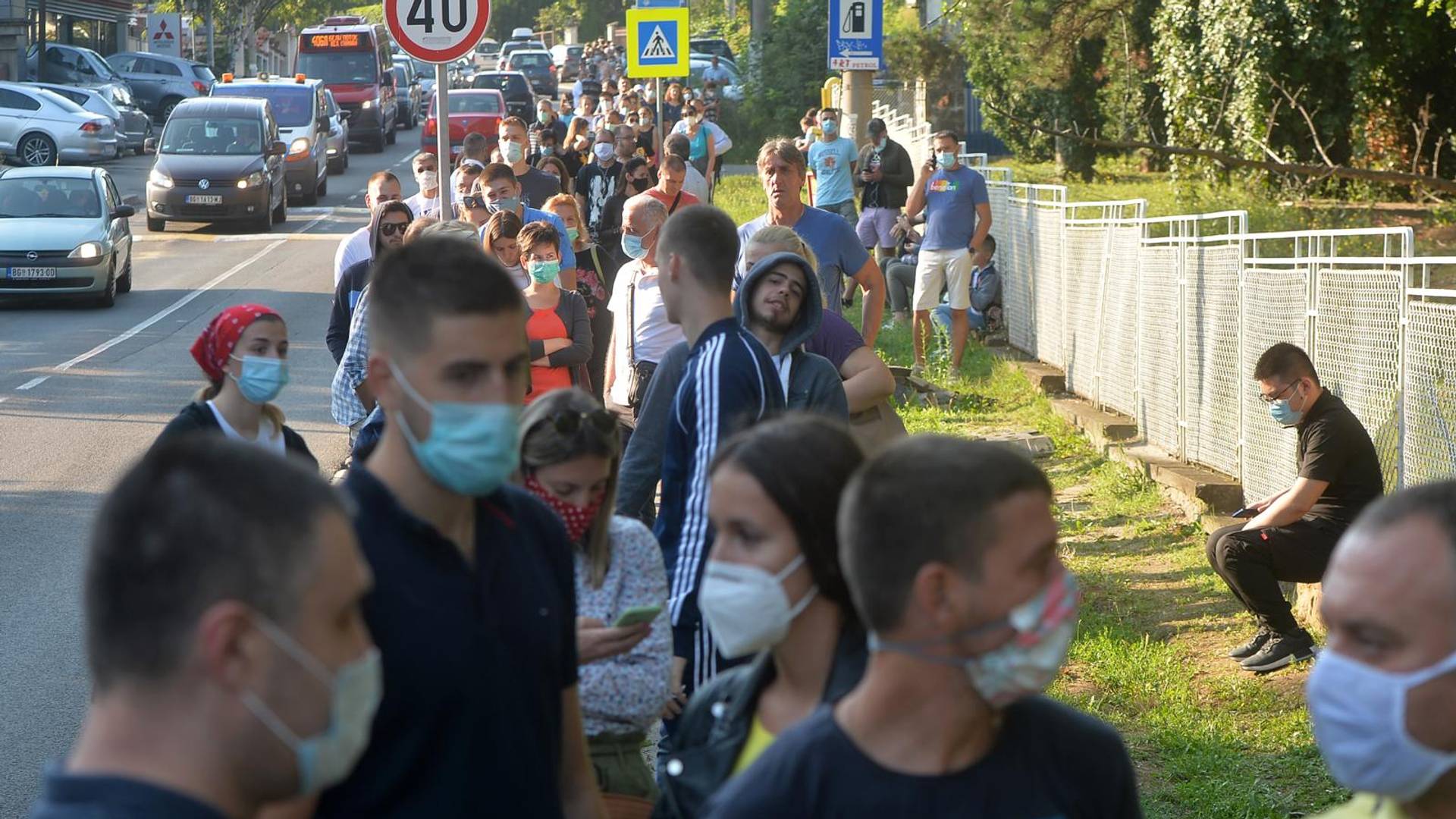 Nezapamćena gužva ispred Torlaka: Ljudi se masovno testiraju zbog odlaska u Crnu Goru