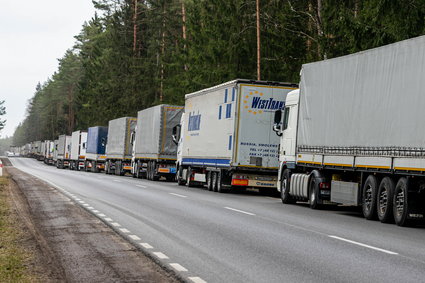 Wróciły kolejki na granicy z Białorusią. Ponad 100 tirów czeka na wyjazd z Polski