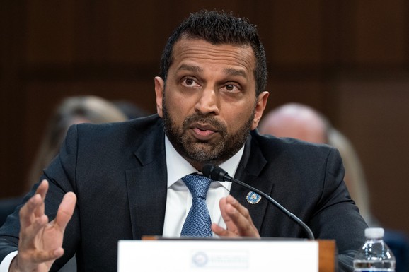 OPIJA SE, PA NE DOĐE NA POSAO Tramp sprema veliku smenu na čelu FBI?! Ključni čovek uhvaćen kako radi ono što predsednik PREZIRE, jedna stvar ga posebno razbesnela