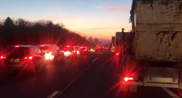 Döbbenetes felvételek: kigyulladt egy autó az M3-as autópályán több  kilométeres a sor - fotó, videó - Blikk