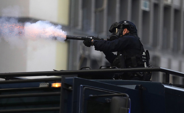 Dziesiątki rannych po bitwie z policją o politechnikę w Hongkongu. Część demonstrantów uciekła po linach z budynku