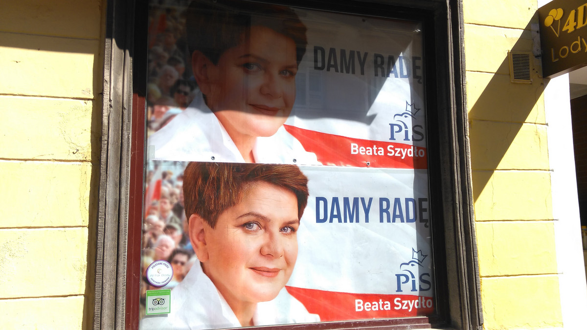 Kandydatka Prawa i Sprawiedliwości na premiera Beata Szydło rozpoczęła kilka dni temu akcję "Damy Radę". Dzisiaj w Krakowie, jak i w całej Małopolsce, zainicjowali ją lokalni politycy partii. Plakat z wizerunkiem Szydło i hasłem "Damy radę" zawisł m.in. w witrynie na ulicy Szewskiej, gdzie mieści się też biuro posła Ryszarda Terleckiego.