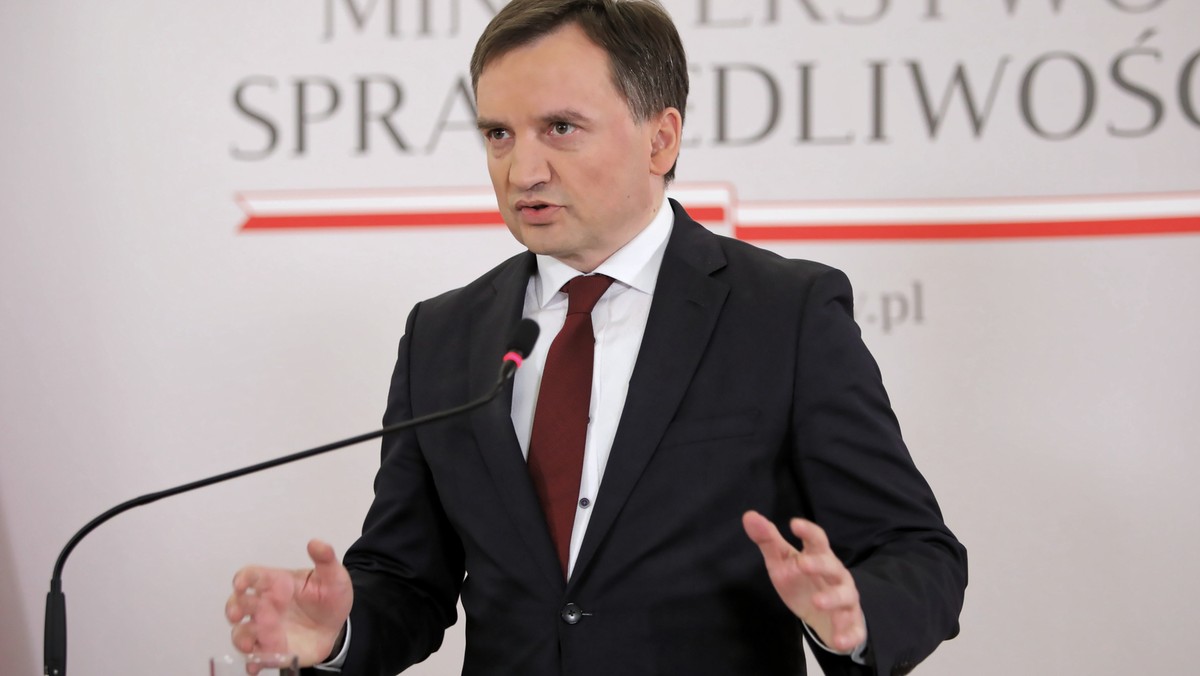 We wtorek doszło do spotkania Zbigniewa Ziobry z Jarosławem Kaczyńskim w siedzibie Ministerstwa Sprawiedliwości. - Rozmawialiśmy na temat Parlamentu Europejskiego i startu przedstawicieli Solidarnej Polski z list Zjednoczonej Prawicy. Nie jest tajemnicą, że zdecydowaliśmy o starcie minister Beaty Kempy - powiedział Ziobro. - Nie ma tu żadnej sensacji - zapewniał.