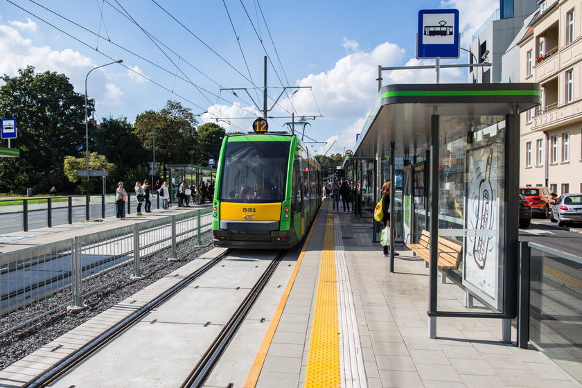 Zrobili  kostkę chodnikową na torowisku tramwajowym