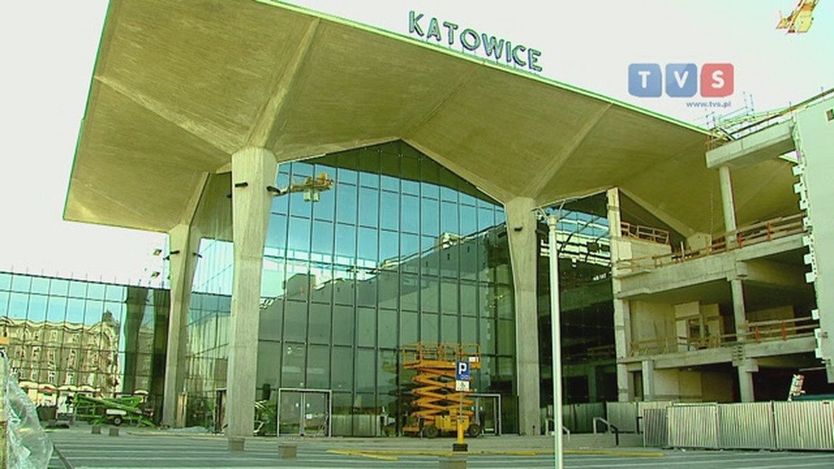 Dworzec PKP w Katowicach nabiera coraz bardziej rzeczywistych kształtów. Gotowe są już wszystkie kielichy. Betonowych kielichów jest 16. O to, by kielichy - element brutalistycznego stylu poprzedniego budynku dworca - wróciły na swoje miejsce, walczyła spora grupa miłośników architektury i internautów.