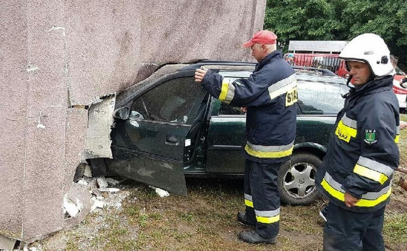 Tak się kończy przeszukiwanie torebki w trakcie kierowania autem