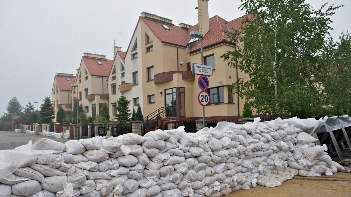 Trwa ewakuacja osiedla Kozanów we Wrocławiu, przedzierającej się przez dwie wyrwy w wale wody nie sposób zatrzymać. Sytuacja jest nie do opanowania - podała reporterka TOK FM.