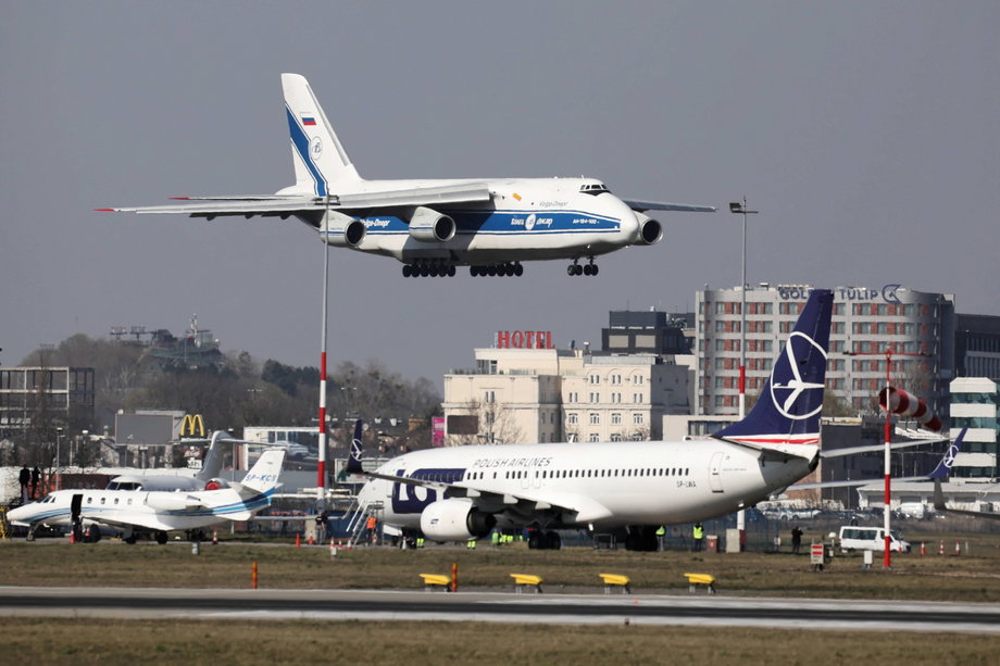 Do Wrocławia przyleciał "Rusłan" ukraińskich linii Antonow Airlines. W Warszawie lądowała maszyna rosyjskiego przedsiębiorstwa Volga-Dnepr.