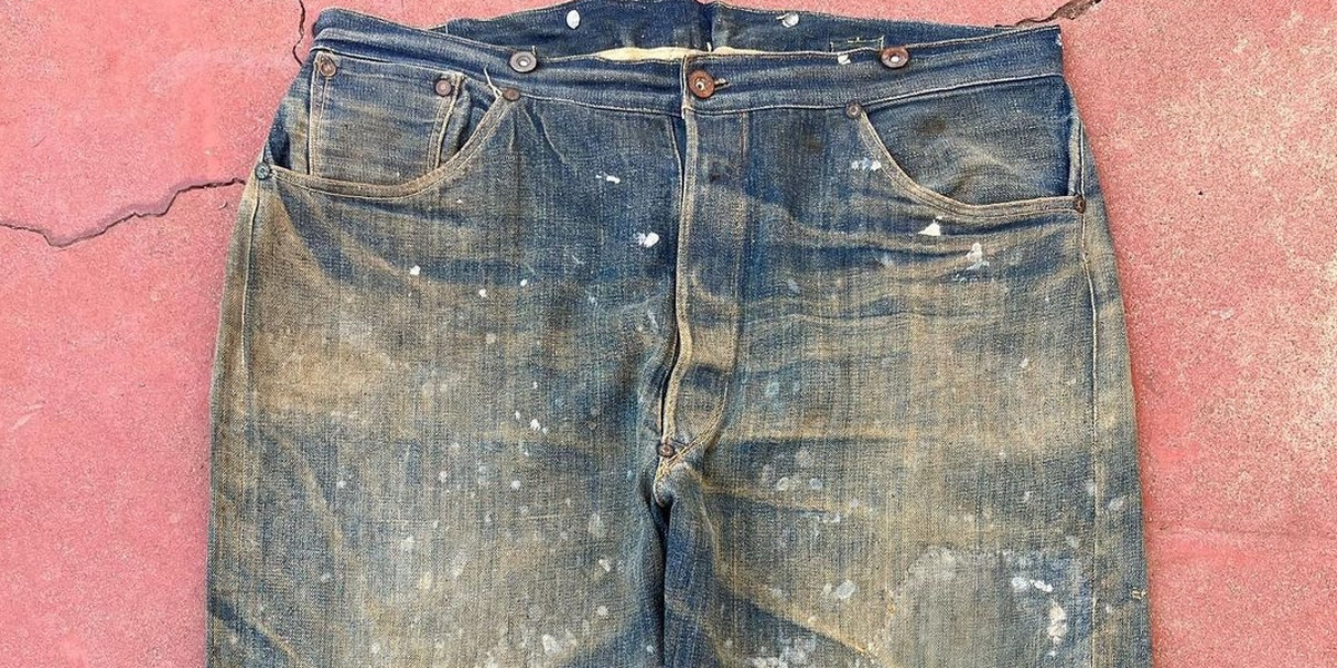 Znalazł zniszczone jeansy Levi'sa. Nie uwierzysz, za ile je sprzedano