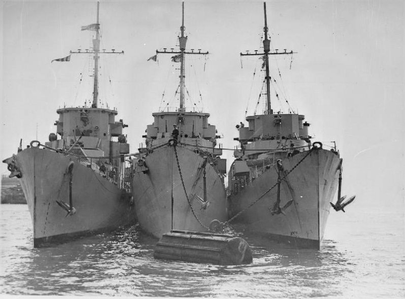 Podczas II wojny światowej Amerykanie zbudowali w ramach programu Lend-Lease dla Brytyjczyków fregaty klasy Captain. Na zdjęciu fregaty tej klasy: HMS Berry, HMS Duckworth i HMS Essington widziane w porcie Plymouth po powrocie z eskorty konwojów