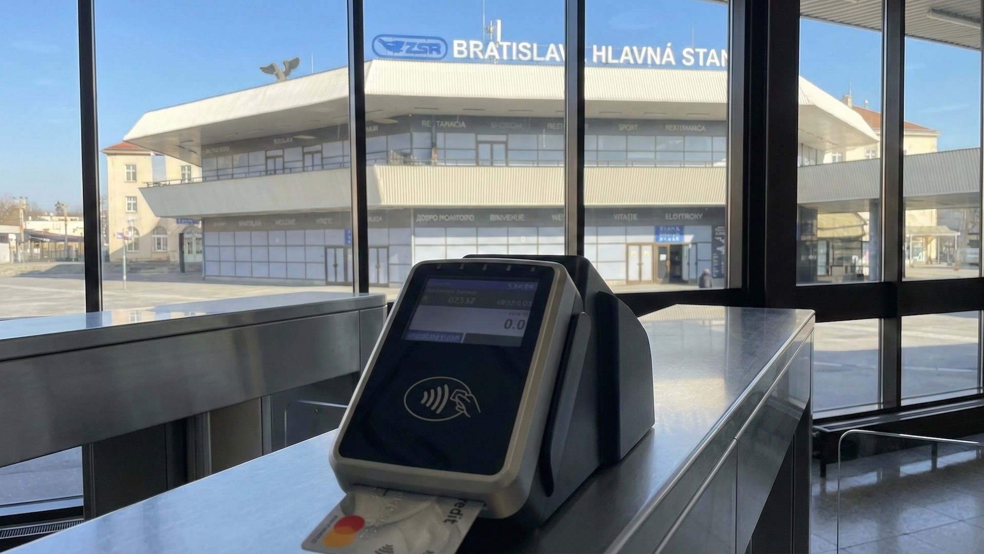 Na bratislavskej stanici sa objavil platobný terminál akoby od mBank. Tá tvrdí, že jej nepatrí