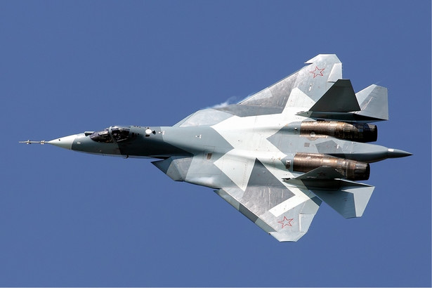 Suchoj T-50 rosyjski myśliwiec piątej generacji i odpowiedź Kremla na F-35. Samolot wciąż znajduje się w fazie prototypowej. Jego twórcy są jednak przekonani, że będzie on w stanie pokonać amerykańskiego rywala w kluczowych wskaźnikach, takich jak szybkość czy zwrotność. Kreml planuje wprowadzenie Su-50 do rosyjskiej armii już w 2016 roku. Kiedy samolot znajdzie się już w gotowości bojowej, posłuży jako model podstawowy do budowy wariantów przeznaczonych na eksport. Kupnem maszyny zainteresowane są m.in. Indie, Iran oraz Korea Południowa. (fot. Maxim Maksimov)