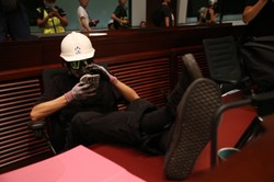 Zamieszki w Hongkongu. Grupa protestujących wdarła się do siedziby parlamentu [ZDJĘCIA]