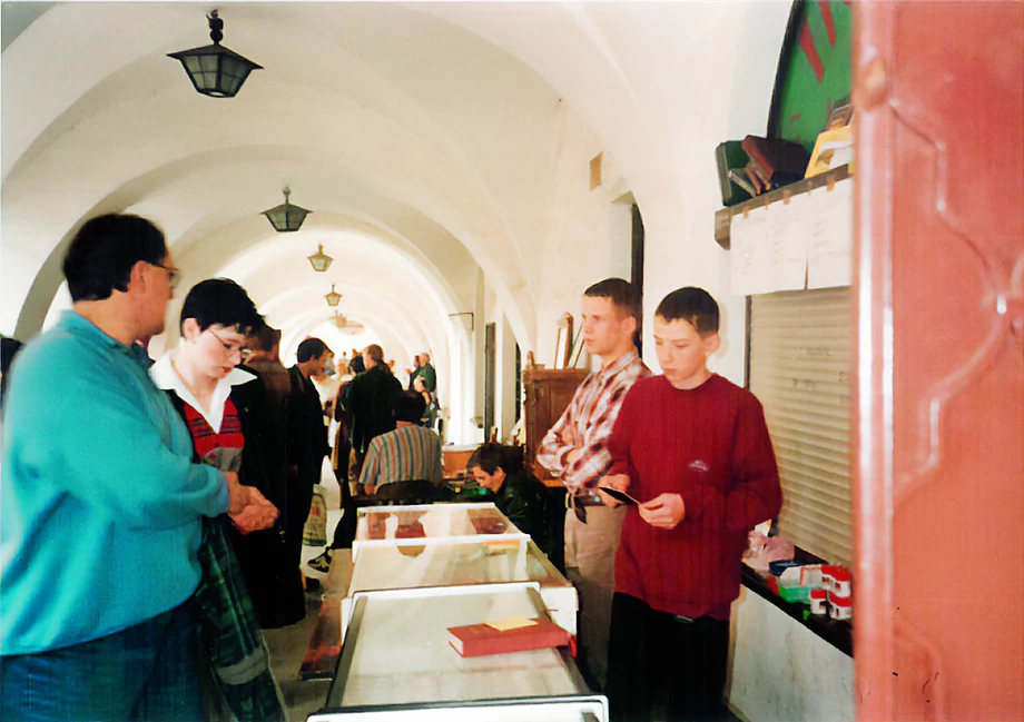 Od dzieciństwa Szymon Kurowski (w czerwonej bluzie) chłonął biznes numizmatyczny, m.in. uczył się „technik sprzedaży” na targach.