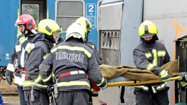 Amikor vonat és busz találkozik: tűzoltók a nyírbátori vasúti átjárónál – fotók