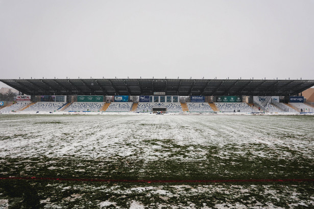 Zima zaatakowała w Mielcu. Piłkarze Stali i ŁKS zostali w szatni