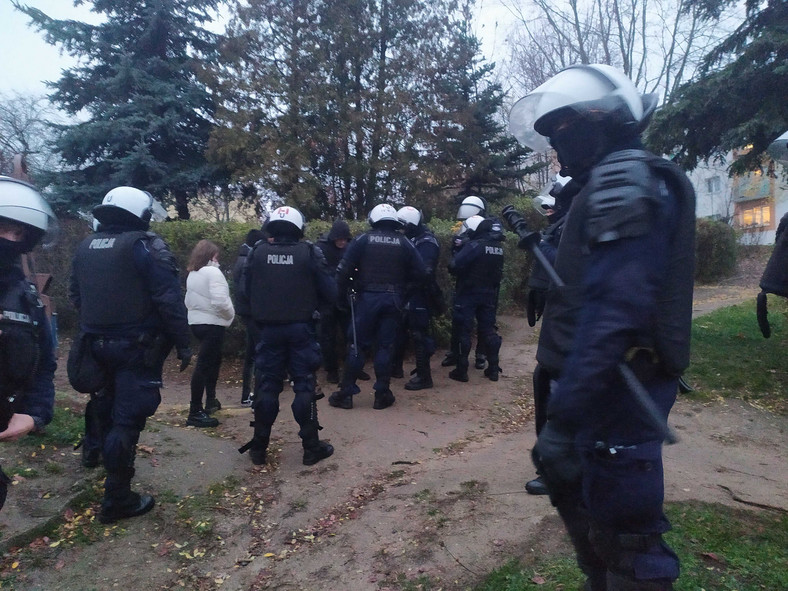 Policjanci przed komendą w Koninie