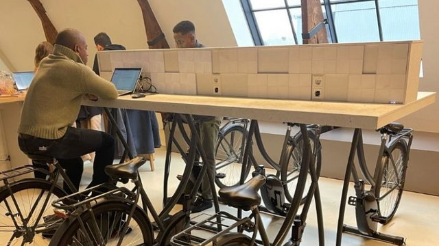Egy holland könyvtárban kerékpározva tölthetjük fel a telefonunkat és a laptopunkat