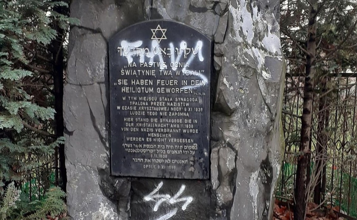 Nazistowskie symbole na tablicy pamięci zbrodni w noc kryształową w Opolu