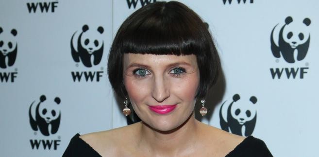 <b>Reni Jusis</b>
<br>
<br>
Macierzyństwo jest także dla wielu gwiazd okazją do zmiany wizerunku i zaangażowanie się w nowe projekty, niekoniecznie związane z twórczością artystyczną.
<br>
<br>
Tak było w przypadku Reni Jusis, która po urodzeniu dzieci tak naprawdę zniknęła ze świata muzyki, a w zamian została najsłynniejsza polską eko-mamą. Syna i córkę wychowuje w zgodzie z naturą, co oznacza, że między innymi używa wyłącznie tetrowych pieluch, ubrania pierze w orzechach, korzysta z naturalnych zabawek, a także - co wzbudza najwięcej kontrowersji - nie szczepi swoich pociech.
<br>
<br>
Jusis słynie też z tego, że wyjątkowo skutecznie potrafi sprzedać swój nowy styl życia. Udziela więc rad innym mamom na swoim blogu oraz w 'Dzień Dobry TVN', a telewizyjny cykl stał się podstawą do napisania książki - 'Poradnika dla zielonych rodziców'.
<br>
<br>
Celebrytka otworzyła też sklep internetowy, w którym można kupić linię produktów ekologicznych dla rodziców i dzieci EkoMama, których pomysłodawcą jest Reni. W skład eko-linii wchodzą środki czyszczące w postaci często wymienianych w wywiadach z gwiazdą orzechów piorących i sody oczyszczonej, a także limitowana seria chust i nosideł ergonomicznych powstała przy współpracy z marką Tula. Z propagowania ekologicznego stylu życia gwiazda rozwinęła więc własny ekobiznes.